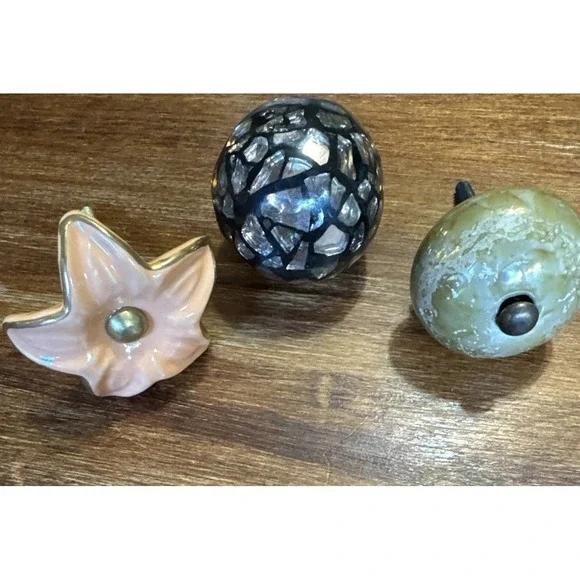 Lot of 3 Assorted Antique-Style Door Pulls/Knobs - Picture 10 of 11